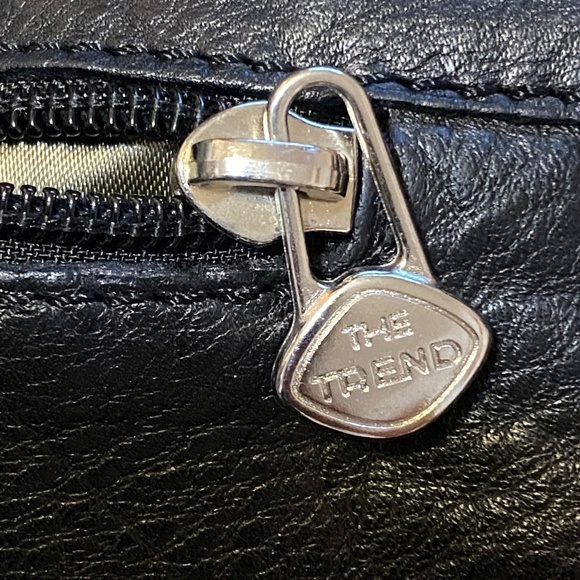 The Trend black leather thin profile crossbody. Italian made - Picture 13 of 16